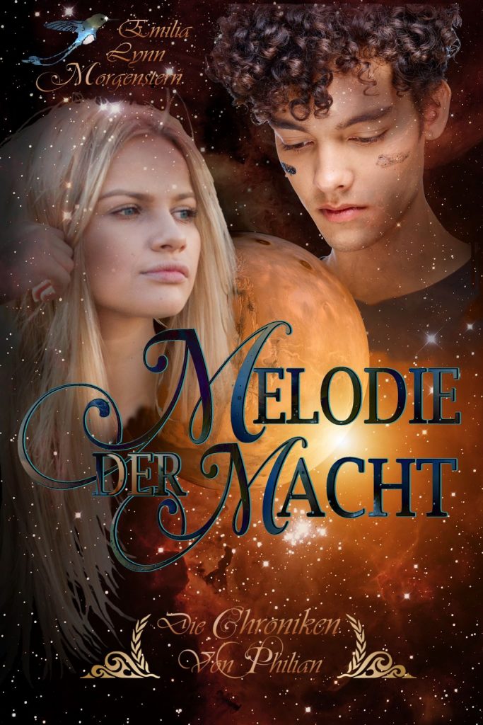 Cover von "Melodie der Macht" High-Fantasy für Erwachsene. Auf dem Bild ist links eine blonde junge Frau zu sehen, die in unbestimmte Ferne blickt. In ihrem hellblonden Haar glitzern die Sterne des Hintergrunds. Rechts oben blickt ein braunhaariger junger Mann mit Ringellocken auf einen gelblichen Planeten herab hinter dem soeben die Sonne aufgeht. Über die Mitte des Bildes zieht sich der Titel: "Melodie der Macht" in blauen geschwungenen Buchstaben. Am unteren Bildrand ist der Reihenname "Die Chroniken von Philian" vermerkt und mit zwei Schnörkeln eingefasst.