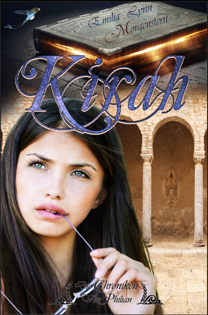 Cover zu "Kirah" Die Chroniken von Philian 5 von Emilia Lynn Morgenstern High-Fantasy für Erwachsene. Beschreibung: Im Vordergrund ist eine junge schwarzhaarige Frau zu sehen, die gedankenvoll nach oben schaut und dabei auf dem Bügel ihrer Lesebrille herumkaut. Hinter ihr sind gemauerte Bögen aus hellem Stein zu sehen. Im oberen Teil des Bildes befindet sich ein magisches Buch, aus dessen Seiten ein helles Licht hervorstrahlt.